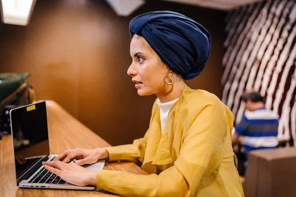 Retrato Una Joven Musulmana Malaya Que Trabaja Estudia Ordenador Portátil — Foto de Stock