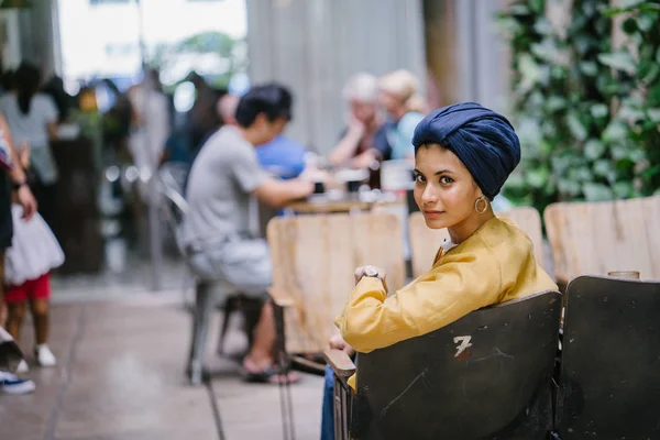 Retrato Moda Una Mujer Musulmana Malaya Alta Delgada Joven Atractiva —  Fotos de Stock
