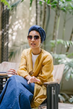Moda moda giyim ve türban giyen bir uzun boylu, ince, Genç ve çekici Malay Müslüman kadın portresi