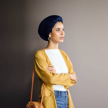 Moda moda giyim ve türban giyen bir uzun boylu, ince, Genç ve çekici Malay Müslüman kadın portresi