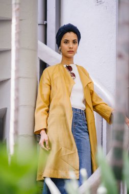 Moda moda giyim ve türban giyen bir uzun boylu, ince, Genç ve çekici Malay Müslüman kadın portresi