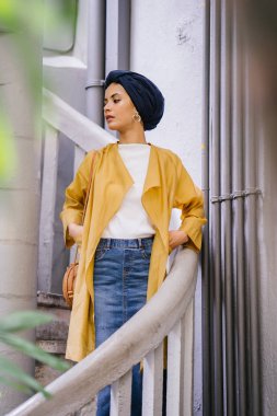 Moda moda giyim ve türban giyen bir uzun boylu, ince, Genç ve çekici Malay Müslüman kadın portresi