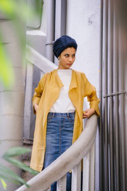 Moda moda giyim ve türban giyen bir uzun boylu, ince, Genç ve çekici Malay Müslüman kadın portresi