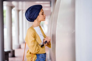 Moda moda giyim ve türban giyen bir uzun boylu, ince, Genç ve çekici Malay Müslüman kadın portresi