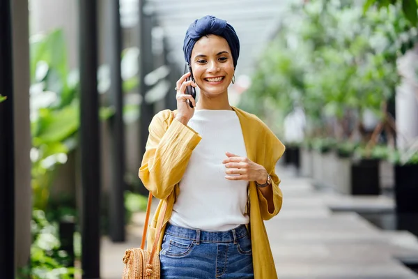 Mujer Musulmana Malaya Joven Atractiva Bajando Los Escalones Hablando Teléfono —  Fotos de Stock