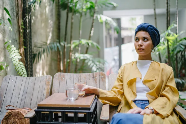 Retrato Moda Una Mujer Musulmana Malaya Alta Delgada Joven Atractiva — Foto de Stock