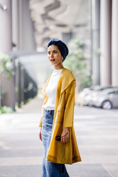 Retrato Moda Uma Mulher Muçulmana Malaia Alta Magra Jovem Atraente — Fotografia de Stock