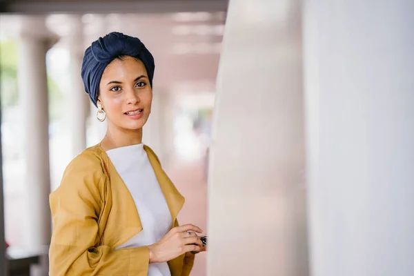 Modeporträt Einer Großen Schlanken Jungen Und Attraktiven Malaiischen Muslimin Mit — Stockfoto