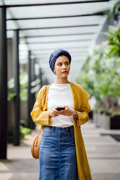 Ung Och Attraktiv Malajiska Muslimsk Kvinna Håller Smartphone Händer — Stockfoto