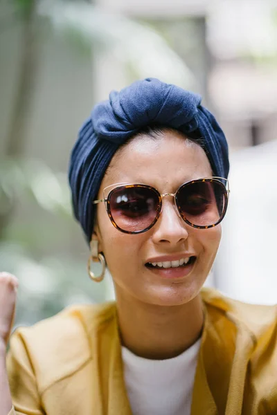 Porträt Einer Jungen Frau Mit Sonnenbrille — Stockfoto