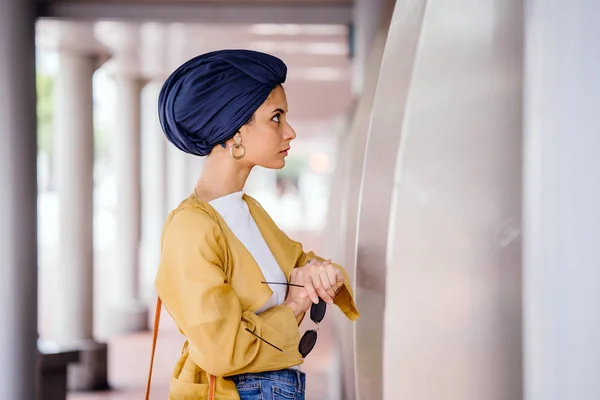 时尚肖像的高 年轻和有吸引力的马来穆斯林妇女穿着时髦的衣服和头巾 — 图库照片