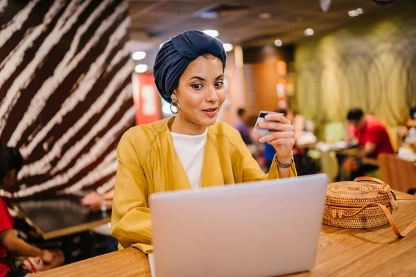 Retrato Una Joven Atractiva Musulmana Malaya Con Turbante Hiyab Pañuelo — Foto de Stock