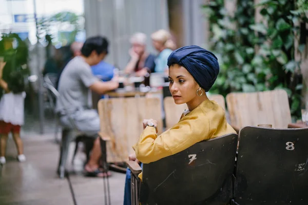 时尚肖像的高 年轻和有吸引力的马来穆斯林妇女穿着时髦的衣服和头巾 — 图库照片