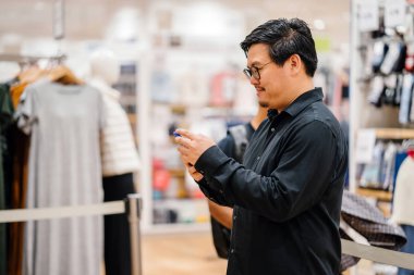 Genç adam elbise seçiyor.