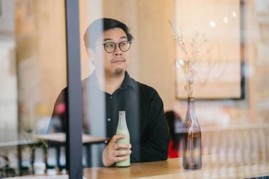 Bir eğitimli, orta yaşlı Çinli Asyalı portresi içme güler yüzlü adam