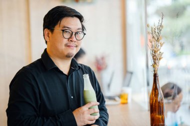 Bir eğitimli, orta yaşlı Çinli Asyalı portresi içme güler yüzlü adam