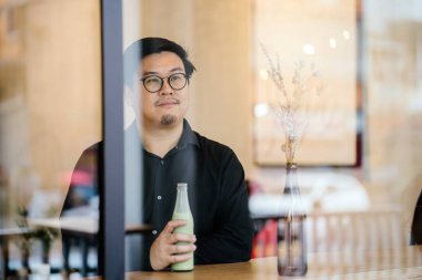 Bir eğitimli, orta yaşlı Çinli Asyalı portresi içme güler yüzlü adam