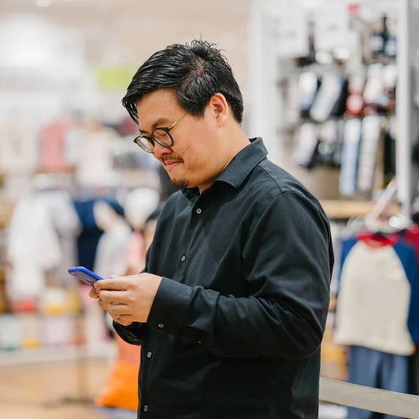 Азиатский Человек Помощью Мобильного Телефона Торговом Центре — стоковое фото