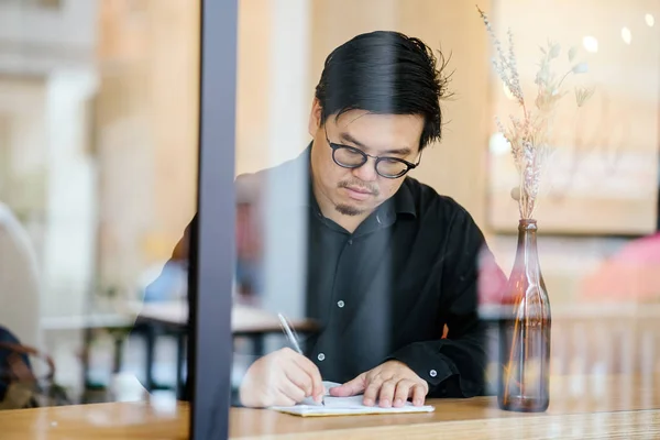 Retrato Homem Chinês Pólo Jaqueta Sentado Café Trabalhando — Fotografia de Stock