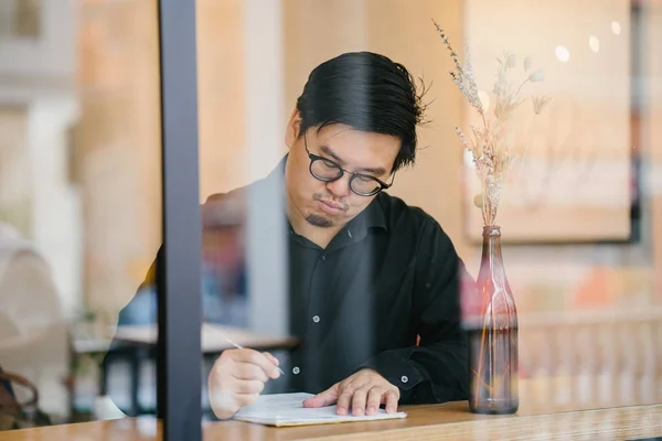 Портрет Китайца Поло Куртке Сидящего Кафе Работающего — стоковое фото