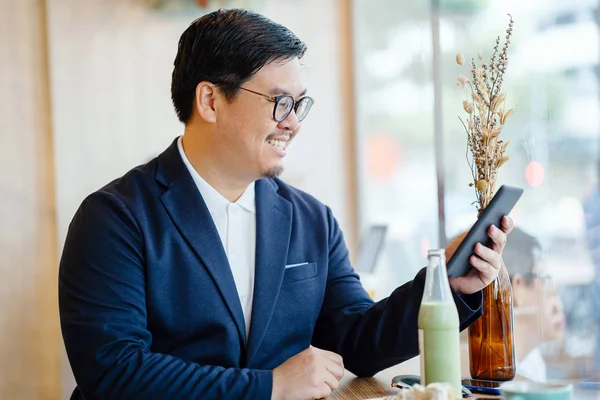 Retrato Homem Chinês Pólo Casaco Sentado Café Trabalhando Seu Tablet — Fotografia de Stock