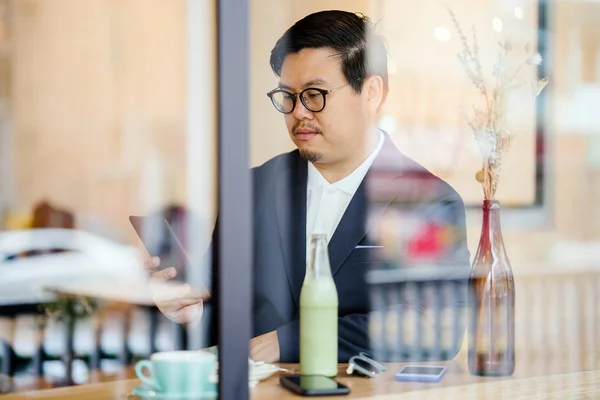 Retrato Homem Chinês Pólo Casaco Sentado Café Trabalhando Seu Tablet — Fotografia de Stock