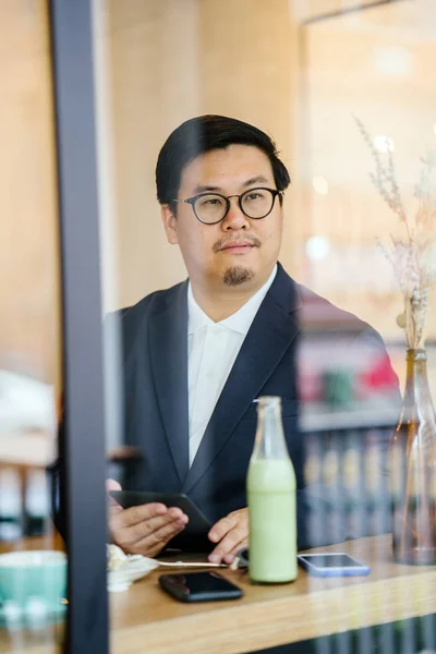 Retrato Homem Chinês Pólo Casaco Sentado Café Trabalhando Seu Tablet — Fotografia de Stock