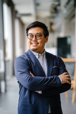 Orta yaşlı Çinli Asyalı portresi casual elbise (düğme aşağı oxford gömlek, ceket) dostum. O gözlüklü ve şık, akıllı, eğitimli ve kendine güvenen arıyorsunuz.