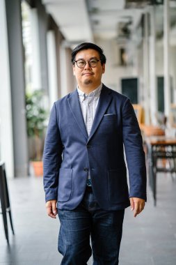 Orta yaşlı Çinli Asyalı portresi casual elbise (düğme aşağı oxford gömlek, ceket) dostum. O gözlüklü ve şık, akıllı, eğitimli ve kendine güvenen arıyorsunuz.