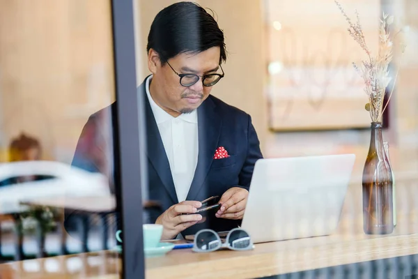 Retrato Homem Chinês Pólo Casaco Sentado Café Trabalhando Seu Computador — Fotografia de Stock