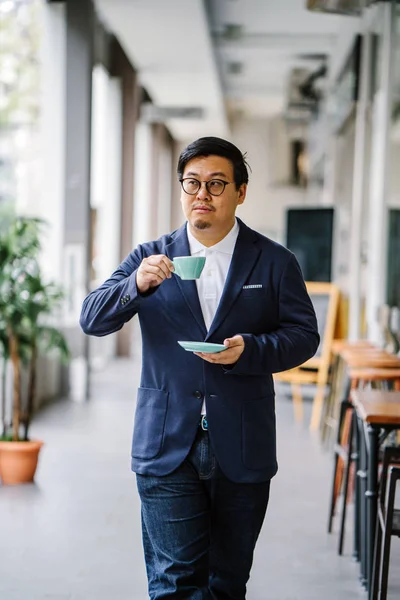 Porträtt Utbildad Medelålders Kinesiska Asiatisk Man Business Casual Och Glasögon — Stockfoto