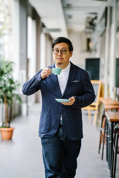 Porträtt Utbildad Medelålders Kinesiska Asiatisk Man Business Casual Och Glasögon — Stockfoto