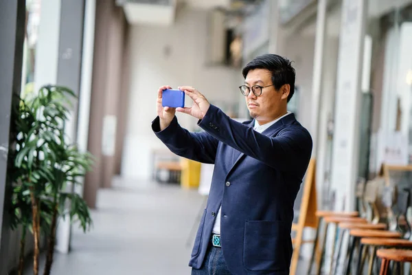 Retrato Homem Asiático Chinês Meia Idade Confiante Tirando Uma Foto — Fotografia de Stock