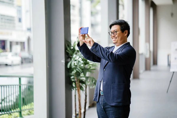 Retrato Homem Asiático Chinês Meia Idade Confiante Tirando Uma Foto — Fotografia de Stock