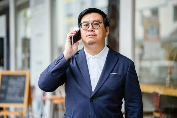 Porträtt Medelålders Kinesiska Asiatisk Man Casual Kostym Han Pratar Sin — Stockfoto