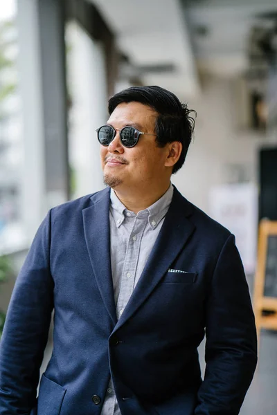 Porträtt Medelålders Kinesiska Asiatiska Mannen Singapore Smart Casual Ställning Staden — Stockfoto