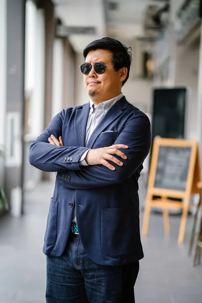 Porträtt Medelålders Kinesiska Asiatiska Mannen Singapore Smart Casual Ställning Staden — Stockfoto