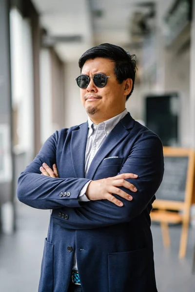 Porträtt Medelålders Kinesiska Asiatiska Mannen Singapore Smart Casual Ställning Staden — Stockfoto