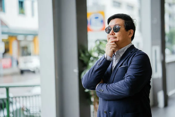 Porträtt Medelålders Kinesiska Asiatiska Mannen Singapore Smart Casual Ställning Staden — Stockfoto