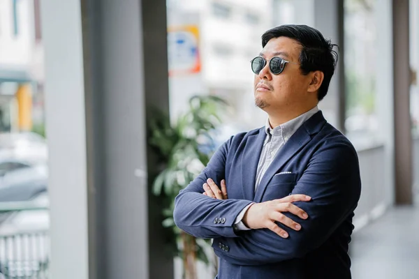 Porträtt Medelålders Kinesiska Asiatiska Mannen Singapore Smart Casual Ställning Staden — Stockfoto