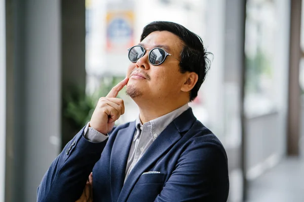 Porträtt Medelålders Kinesiska Asiatiska Mannen Singapore Smart Casual Ställning Staden — Stockfoto