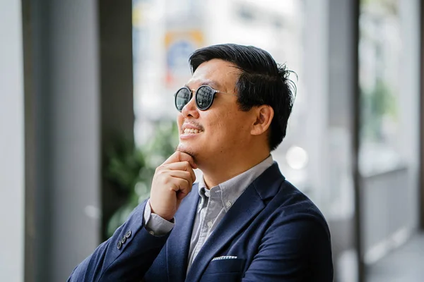 Porträtt Medelålders Kinesiska Asiatiska Mannen Singapore Smart Casual Ställning Staden — Stockfoto