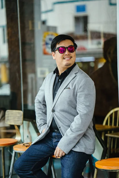 穿着灰色西装 黑色衬衫和太阳眼镜的中国亚裔男子肖像 时尚休闲 他自信 在他的智能休闲装 — 图库照片