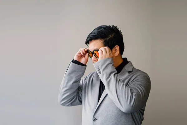 Retrato Hombre Asiático Chino Traje Gris Camisa Negra Gafas Sol —  Fotos de Stock