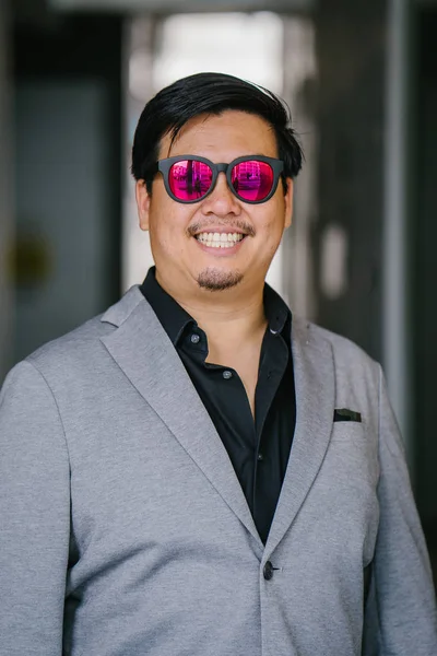 Porträtt Kinesisk Asiatisk Man Grå Kostym Svart Tröja Och Solglasögon — Stockfoto