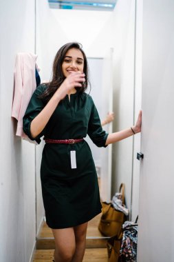 Yeni giyim moda salonu bir alışveriş merkezinde bir montaj odasında çalışıyor bir genç ve güzel Hint Asyalı kadın portresi.