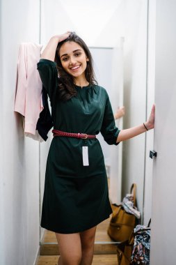 Yeni giyim moda salonu bir alışveriş merkezinde bir montaj odasında çalışıyor bir genç ve güzel Hint Asyalı kadın portresi.