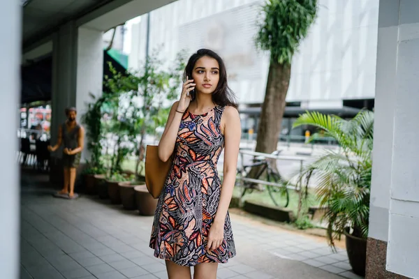 Junge Indische Asiatin Die Tagsüber Auf Einer Städtischen Straße Einer — Stockfoto