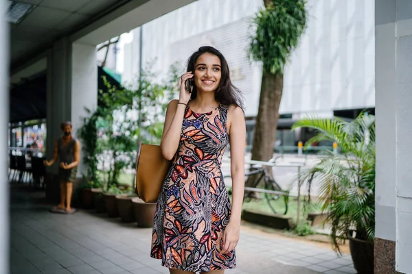 Ung Indisk Asiatisk Kvinde Stående Taler Sin Smartphone Urban Gade - Stock-foto