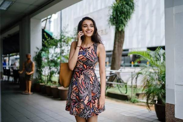 Joven Mujer Asiática India Pie Hablando Teléfono Inteligente Una Calle — Foto de Stock